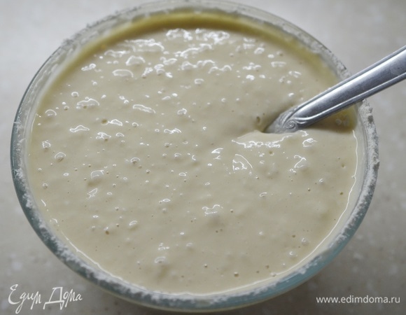 Тесто похоже на очень густую сметану. Ориентируйтесь на свою муку: ее может понадобиться больше или меньше.