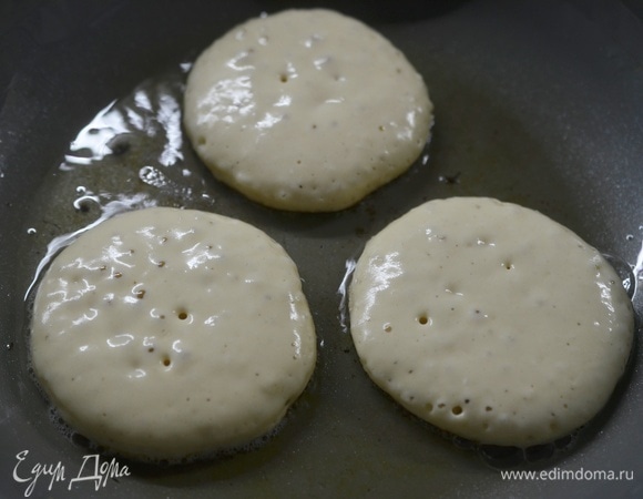 В сковороде разогрейте растительное масло. Ложкой выкладывайте тесто и обжаривайте оладьи по 2–3 минуты с каждой стороны.