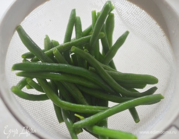 Если фасоль у вас замороженная, то хорошо промойте ее под горячей водой, чтобы она разморозилась.