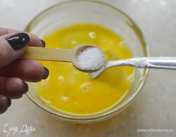 Посолите. Можно поперчить, добавить специй.