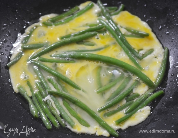 Вылейте яичную массу в сковороду и доведите до готовности.