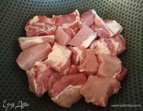 Мясо нарезать крупными кусками. Выложить в казан.