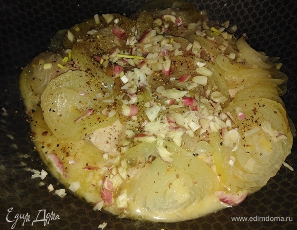 Затем добавить соль, сироп, перец, уксус, порубленный чеснок.