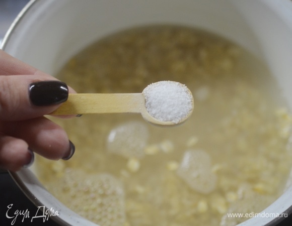 Посолите. Сахар я не добавляю, его и так будет достаточно в банане и меде.