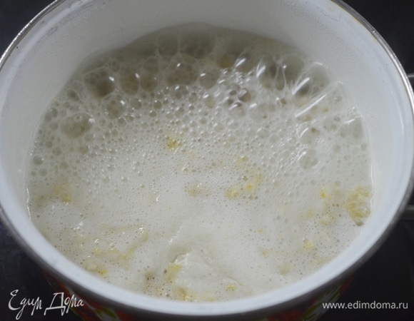 Доведите до кипения и варите на минимальном огне 3–5 минут.