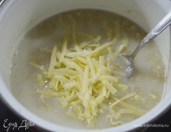 Снимите с огня. Добавьте натертый сыр.