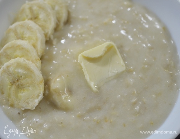 Перемешайте, добавьте масло, украсьте оставшимися кружками банана.