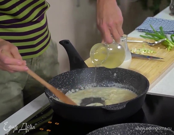 Приготовить соус бешамель: в сковороде растопить сливочное масло, всыпать муку и вымешать лопаткой до однородного состояния; непрерывно помешивая, порциями влить молоко, затем бульон, так чтобы не осталось комочков, и довести все до кипения. Влить уксус, снять соус с огня и вмешать в него горчицу.