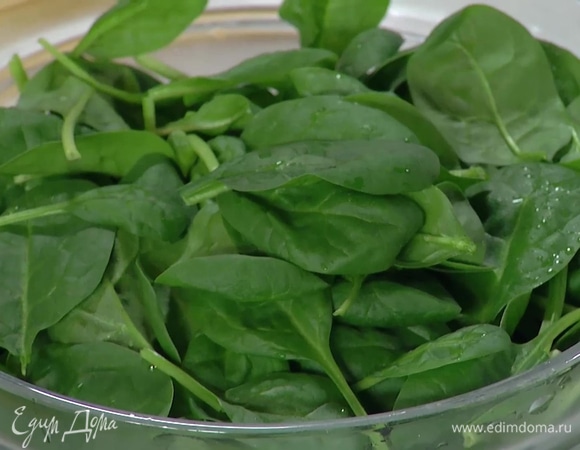 Шпинат и измельченный зеленый лук добавить в сковороду к рыбе и слегка обжарить.