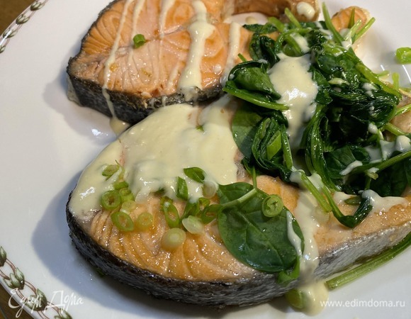 Рыбу вместе с овощами выложить на тарелку, сверху полить соусом бешамель.