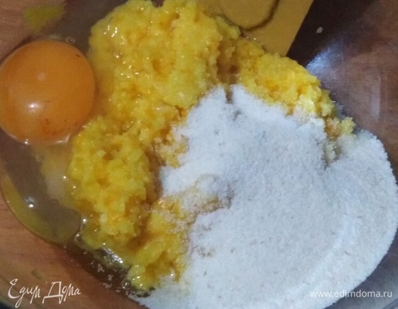 Апельсин измельчаем в блендере, вместе со шкуркой. Добавляем манку, яйцо. Размешиваем.