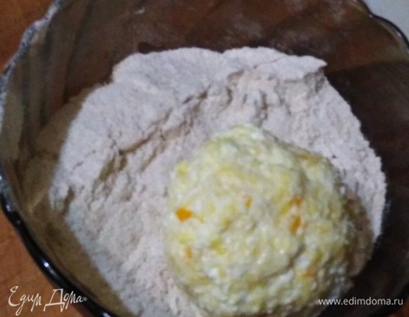 Формируем сырники. Обваливаем в муке.