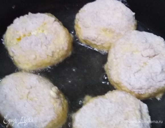 Выкладываем в разогретую сковороду с растительным маслом.