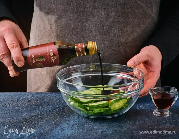 К огурцам добавьте соевый соус Sen Soy «Темный» и рыбный соус.