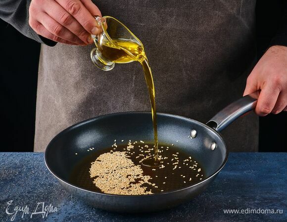 Затем добавьте растительное масло и слегка нагрейте.
