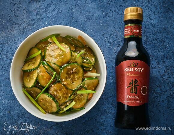 Украсьте зеленью, парой капель темного соевого соуса Sen Soy и подавайте.