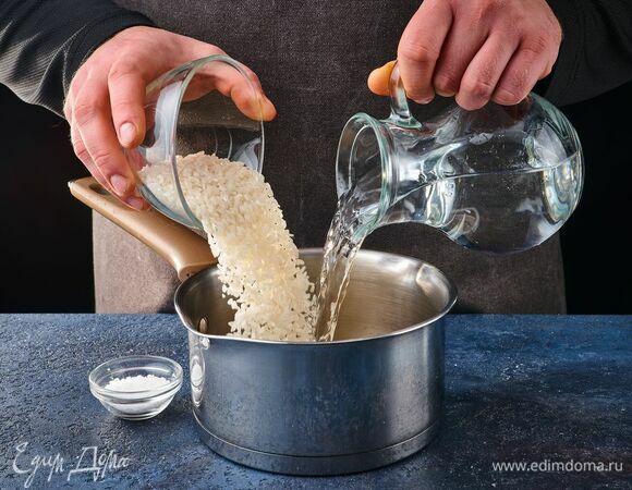 Рис отварите в слегка подсоленной воде. Зерна должны получиться мягкими, но не разваренными.