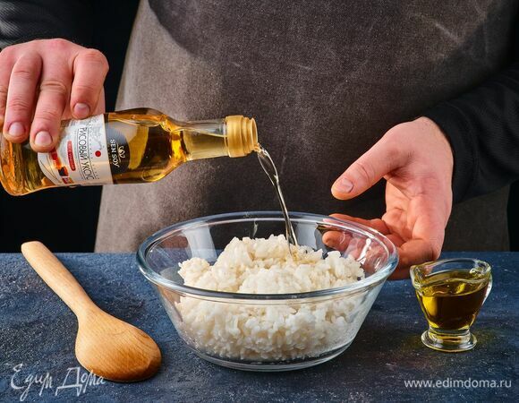 Добавьте рисовый уксус Sen Soy и кунжутное масло.