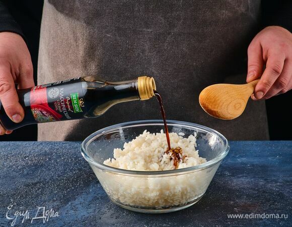 Введите соевый соус Sen Soy «Классический», приправьте по вкусу и хорошо перемешайте.