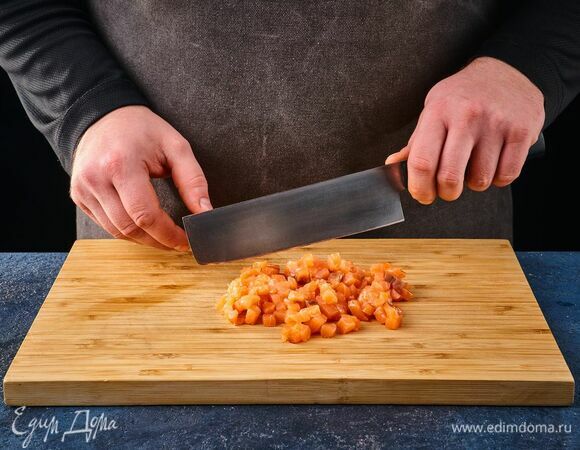 Лосося нарежьте мелким кубиком.