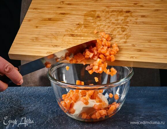 Соедините рыбу и сливочный сыр. Перемешайте до однородной массы.