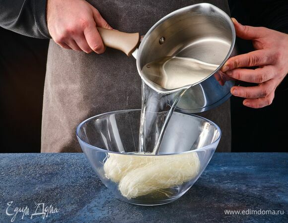 Залейте кипятком и оставьте на 5 минут. По истечении времени откиньте лапшу на дуршлаг и сполосните холодной водой.