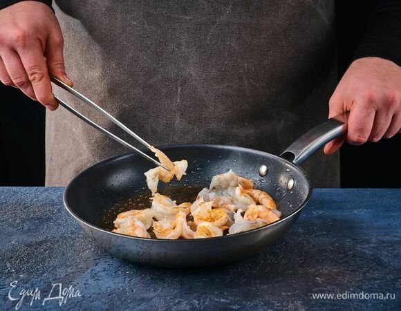 Очистите креветки и обжарьте на сковороде в течение 2 минут.