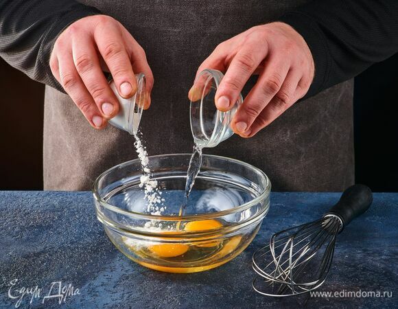 Крахмал и воду добавьте к яйцам, хорошо перемешайте. Взбивать не нужно.