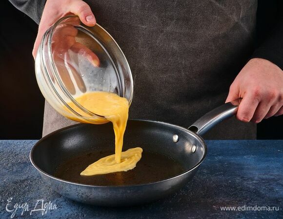 Влейте массу в сковороду. Обжарьте яичный блинчик с двух сторон.