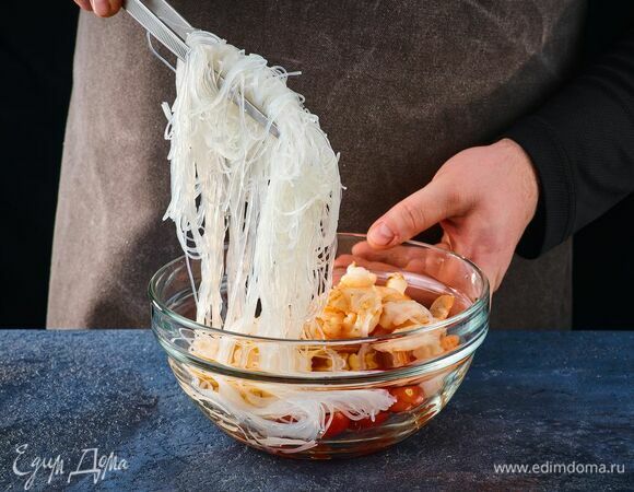 В большой миске смешайте фунчозу Sen Soy, по желанию ее можно измельчить. Добавьте креветки, помидоры и омлет.