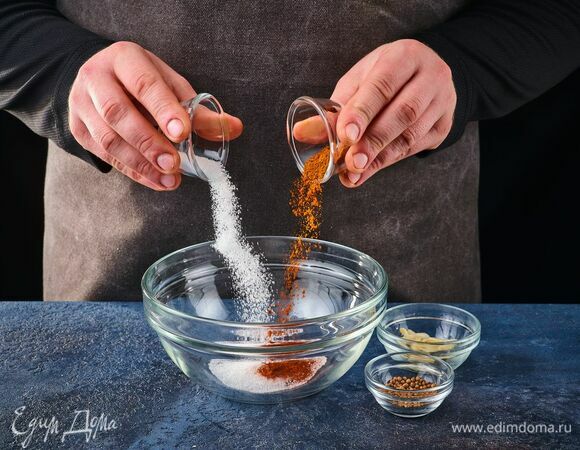 Для заправки в миске смешайте сахар, кориандр, красный перец и измельченный зубчик чеснока.