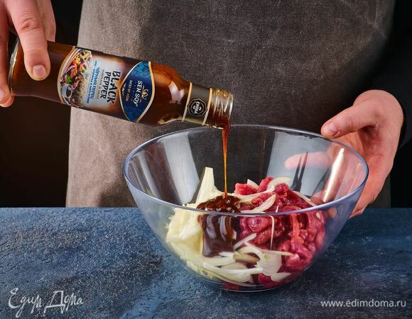 В глубокой миске смешайте мясо и лук, влейте 4 ст. л. соуса Sen Soy «Черный перец» и оставьте мариноваться минимум на 2 часа.