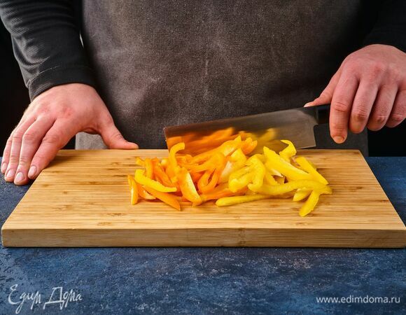 Перец очистите от семян и нарежьте соломкой.