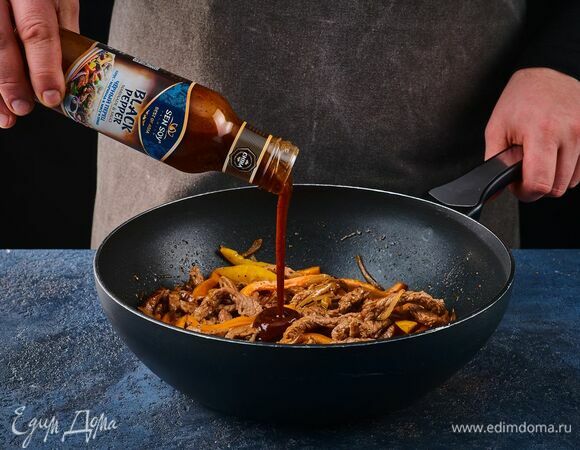 Влейте еще 2 ст. л. соуса Sen Soy «Черный перец» и тушите 2–3 минуты, постоянно помешивая.