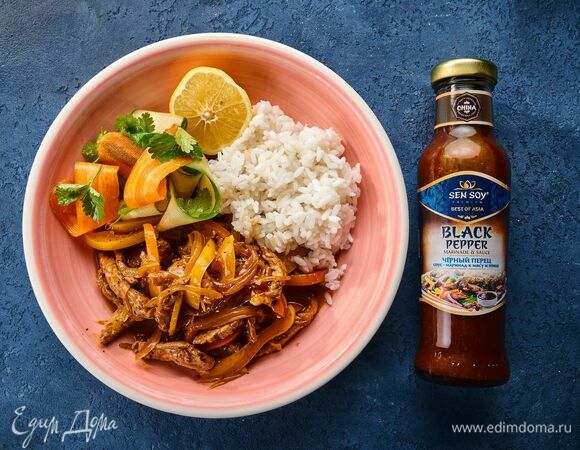 Украсьте мясо кунжутом, зеленым луком и подавайте с рисом.