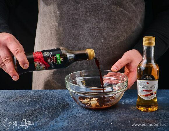 Влейте соевый соус Sen Soy «Классический» и рисовый уксус, перемешайте.