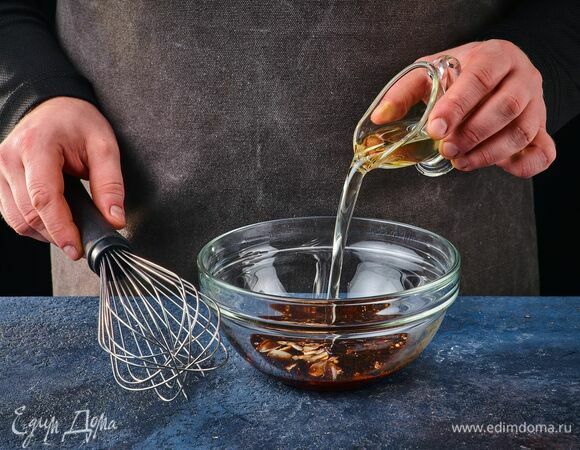 Последним введите оливковое масло и добейтесь однородности заправки.