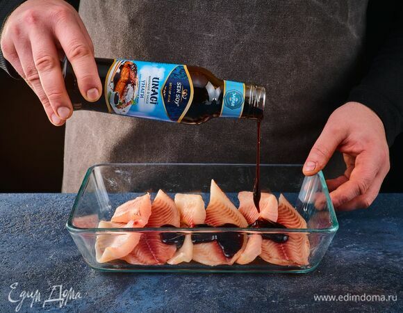 Филе тилапии нарежьте порционными кусочками и хорошо обмажьте соусом Sen Soy унаги. Оставьте 2 ст. л. соуса для запекания.