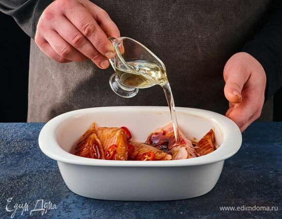 Форму для запекания смажьте растительным маслом, переложите рыбу и сбрызните ее сверху небольшим количеством масла.<br />
Разогрейте духовку до 200°С и отправьте рыбу запекаться. Через 10 минут достаньте форму и еще раз смажьте филе оставшимся соусом Sen Soy унаги. Запекайте еще 10 минут.