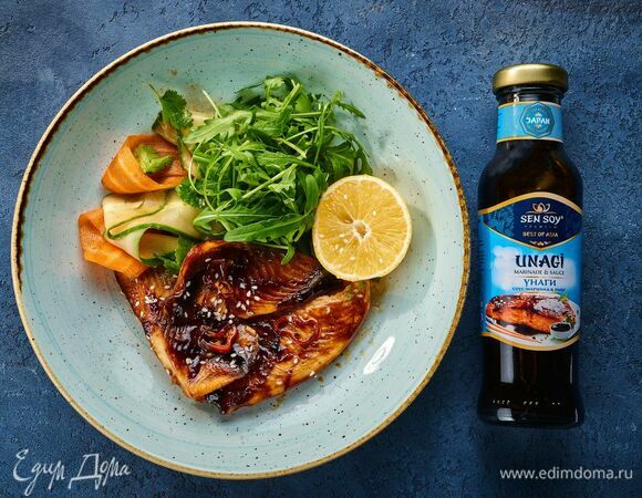 Готовую тилапию украсьте кунжутом, зеленым луком и подавайте вместе с овощами.