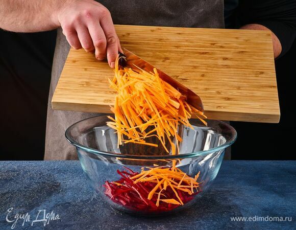 Морковь и свеклу нарежьте соломкой, предварительно очистив от кожуры.