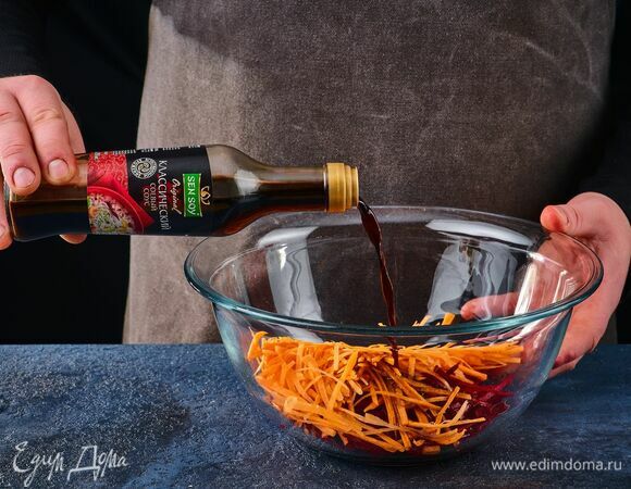 Овощи залейте соевым соусом и перемешайте.