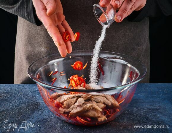 Переложите обжаренное мясо в миску к овощам, добавьте сахар и мелко нарезанный перец и хорошо перемешайте.