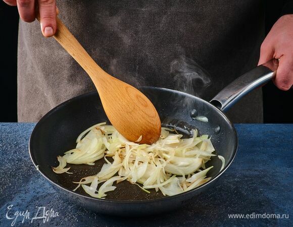 Лук нарежьте полукольцами и обжарьте на сковороде до прозрачности.