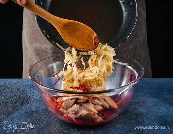 Добавьте обжаренный лук в миску ко всем ингредиентам.