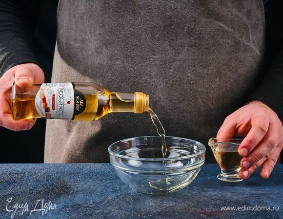 Приготовьте заправку: смешайте рисовый уксус Sen Soy с оливковым маслом.