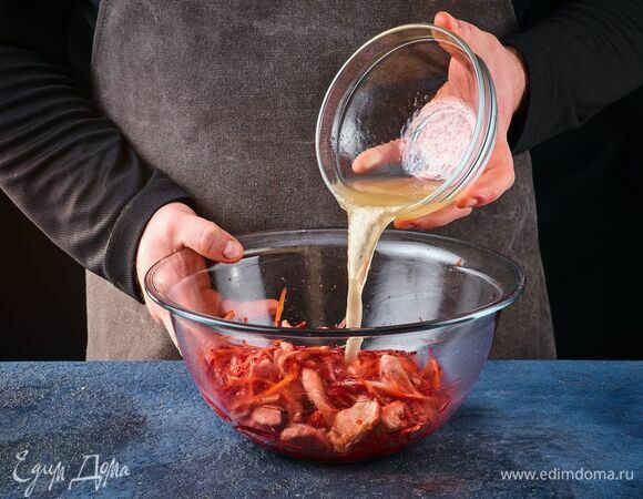 Обильно полейте салат заправкой, перемешайте. Дайте настояться блюду 2–3 часа.