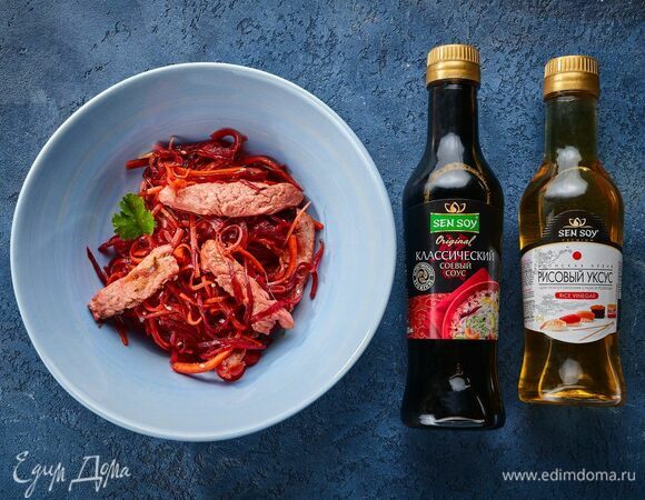 При подаче украсьте салат рубленой кинзой.