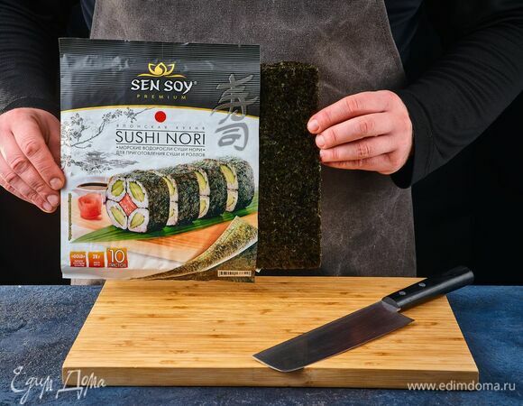 Тофу заранее нарежьте прямоугольными пластинами толщиной 1 см. Возьмите водоросли нори Sen Soy. Разрежьте их на полоски. По ширине они должны быть чуть меньше пластин тофу.