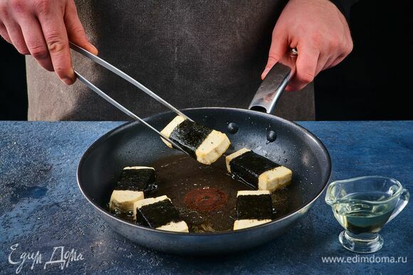 Растительное масло раскалите в сковороде и обжарьте в нем тофу с двух сторон до хрустящей корочки. По желанию в масло можно добавить соевый соус Sen Soy «Классический». Так закуска приобретет более солоноватый вкус.